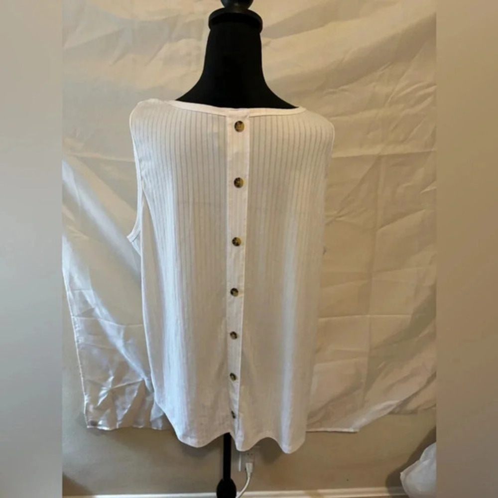 Kristen Nicole, 3XL womenโs white tank top decorative buttons on the back